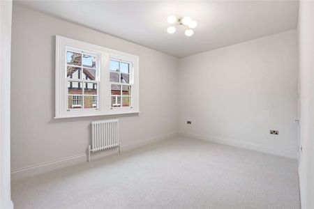 Fully renovated three to four bedroom house with a patio garden, located in Elephant and Castle. - Photo 4