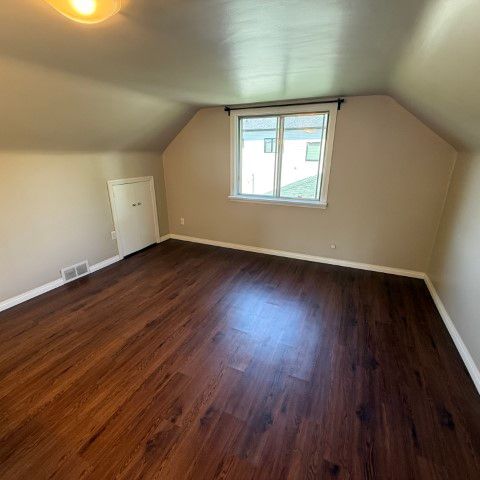 🌟 Cozy 600 sq ft Upper Floor Mezzanine Suite Near NAIT - Photo 1