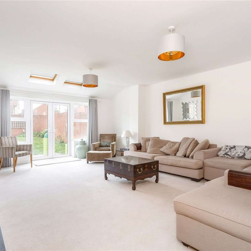 A detached, five bedroom, family home - Photo 1