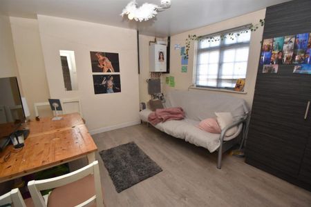 3 bedroom flat to rent - Photo 3