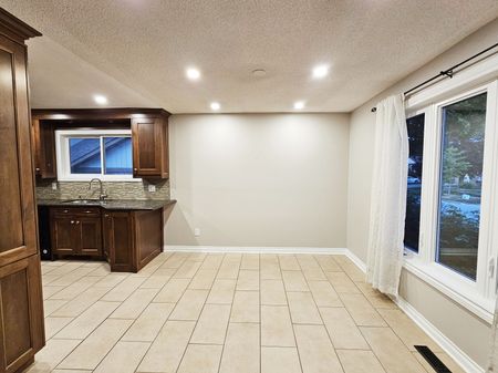 For Lease - 8 Pilkington Crescent, Whitby, Ontario - Photo 2