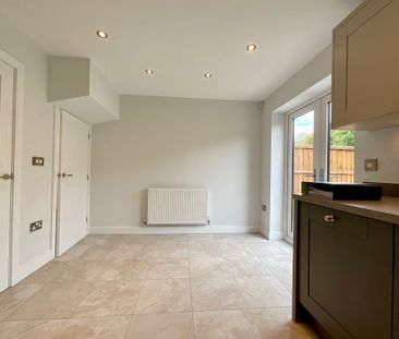 3 bedroom Semi-Detached House to let - Photo 2