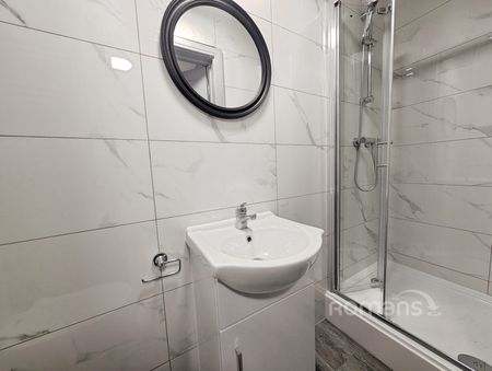 property to rent - Photo 4