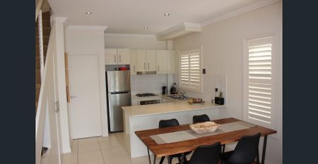 Light filled Townhouse! - Photo 4