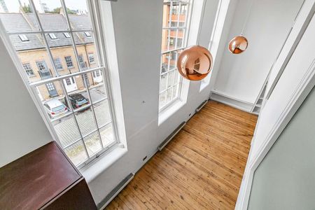 Beautiful duplex loft apartment set within an iconic school conversion. - Photo 4