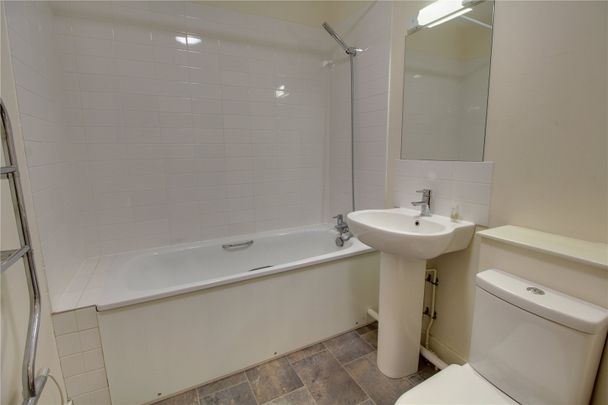 Union Terrace, Aldershot, GU11 - Photo 1