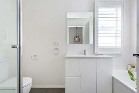 Low-Maintenance, Light-Filled Townhouse in the Heart of Richmond - Photo 5