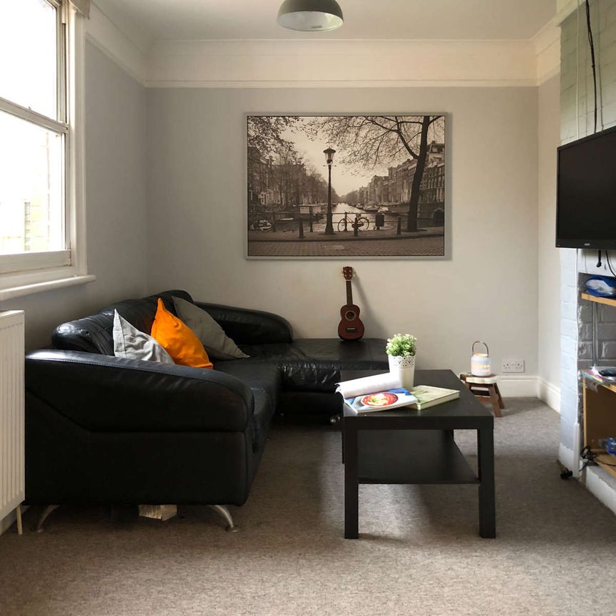 🚗💨Easy Access To Main Transport Links🚗💨 Room 5 - Photo 1