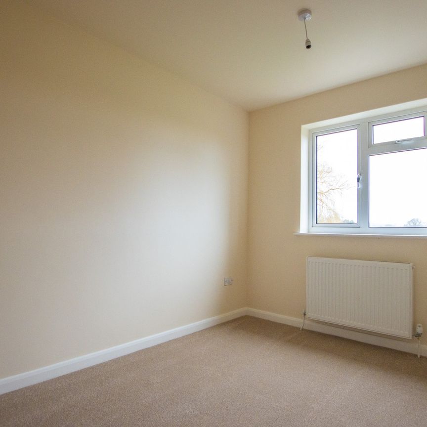 Fully Refurbished Two-Bedroom Semi-Detached House with Large Garden & Parking For Several Vehicles - Photo 1