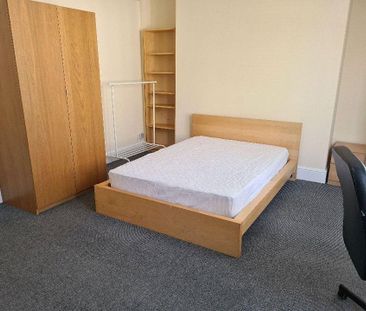 3 bedroom flat to rent - Photo 4