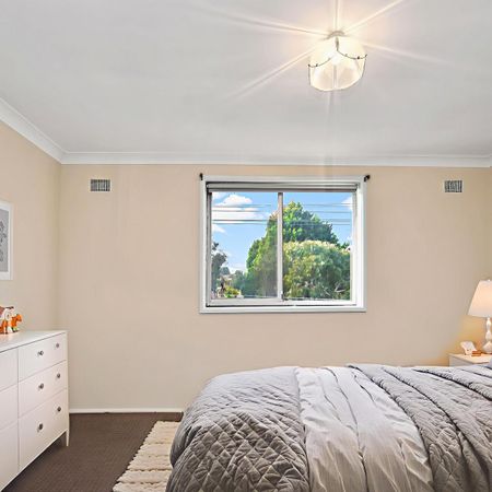 Conveniently Located 4 Bedroom Unit - Photo 2