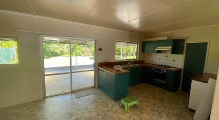 Handy to town - Photo 4