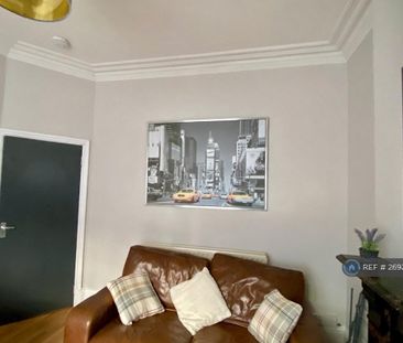 1 bedroom in a house share to rent - Photo 2