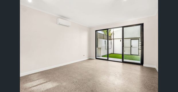 Ultra Modern 4 Bedrooms PLUS additional Multi Purpose Studio with own Bathroom, Kitchen & Laundry - Photo 1