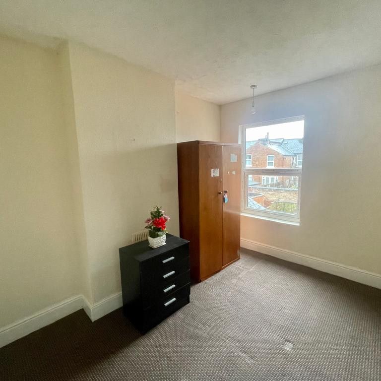 *NO TENANT FEES* ENTRANCE HALLWAY***THREE BEDROOMS****TWO RECEPTION ROOMS***FITTED KITCHEN**** GROUND FLOOR BATHROOM****REAR GARDEN***GAS CENTRAL HEATING***SPACIOUS***LOCAL CAVENDISH SHOPPING CENTRE****CLOSE TO LOCAL SCHOOLS. - Photo 1