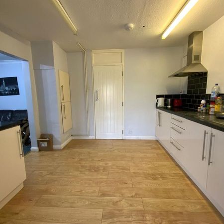 1 bedroom in a house share to rent - Photo 3