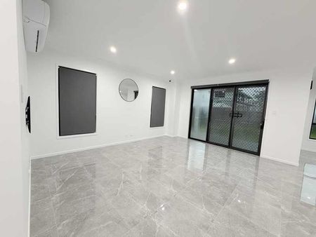 Modern 5-Bedroom Home with Full Air-Conditioning - Photo 2