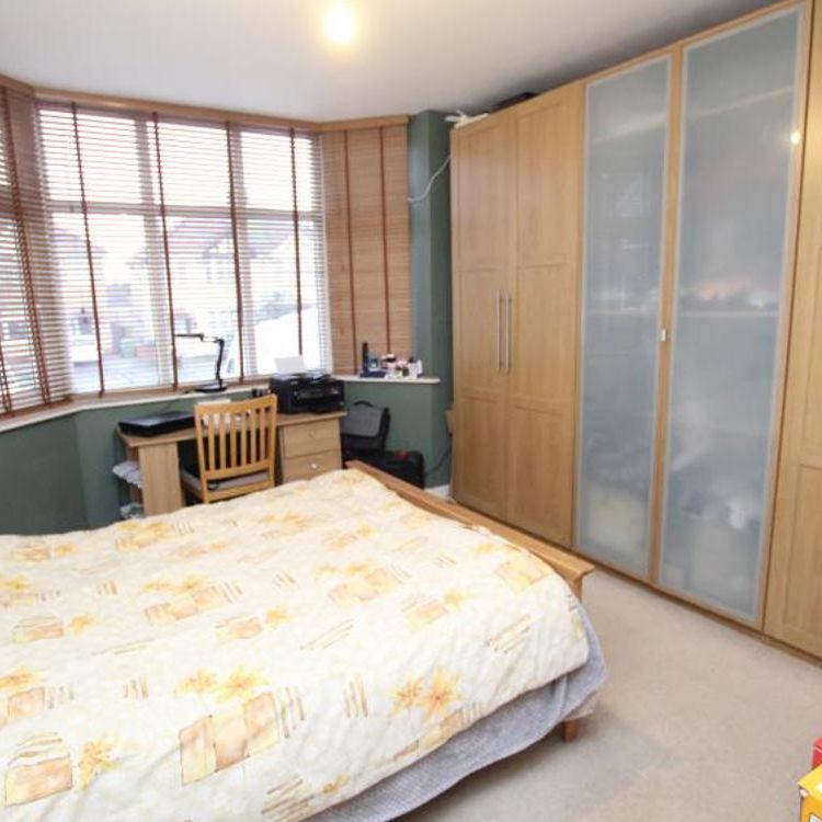 If you are looking for a two-bedroom flat to rent in the Fishponds/Staple Hill area with parking and use of a garden, then this could be the property for you. Please contact us for more information…. - Photo 1