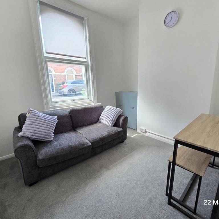 1 bedroom in a house share to rent - Photo 1