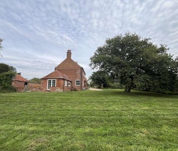 Four bedroom farmhouse located in a private rural location with ama... - Photo 5