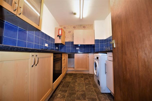 4 bedroom Flat in Otley Road, Leeds - Photo 1