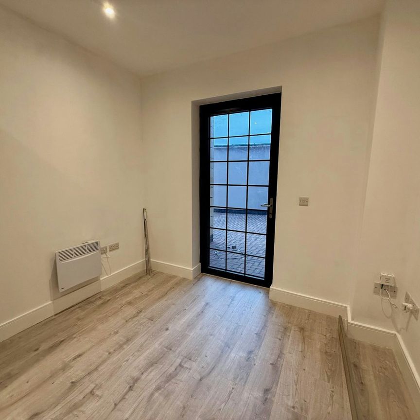 Flat to rent on - Photo 1