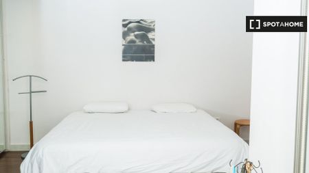 barcelona, Catalonia 08024 - Photo 2