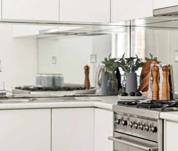 Classic worker's terrace with rear lane access to parking - Photo 5