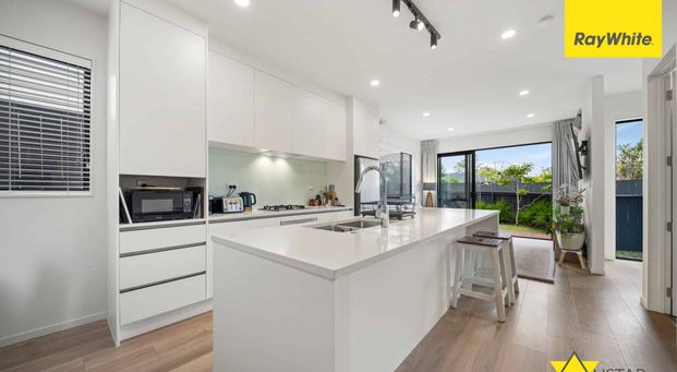 Modern Living in the Heart of Te Atatu South - Photo 1
