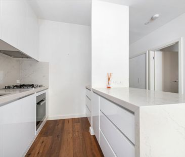 Stylish & Spacious Apartment in the Heart of Surrey Hills - Photo 2