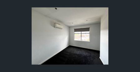 Gorgeous Three Bedroom Townhouse - Photo 5