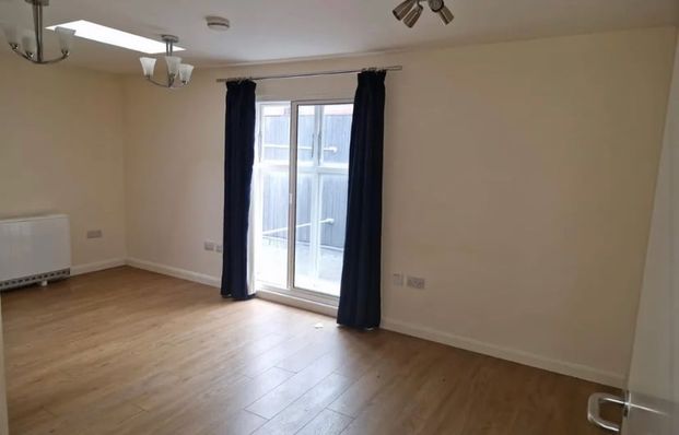 Studio Flat, Goldhawk Road, W12 - Photo 1