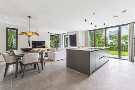 4 bedroom detached house to rent - Photo 2