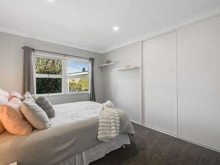 Luxurious Family Haven in Prime Toowoomba Location - Photo 3