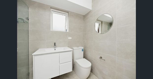 Presentable 2 bedroom Apartment within walking distance to Clovelly Beach - Photo 1