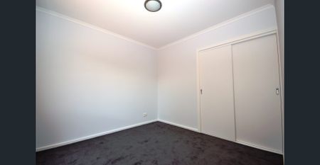 Spacious and light filled living - Photo 2