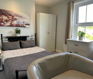 Room 2: Flat 4, 30 Stoke Road, Guildford, GU1 4HR - Photo 5