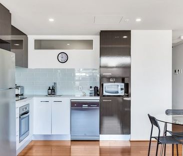 Two-Bedroom Apartment Overlooking Veale Gardens: Your Tranquil Urba... - Photo 5