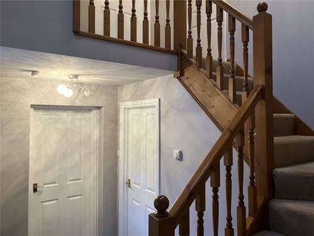 A delightful semi-detached country cottage offering three bedrooms, private courtyard parking, a well-maintained garden, and garage space. - Photo 2