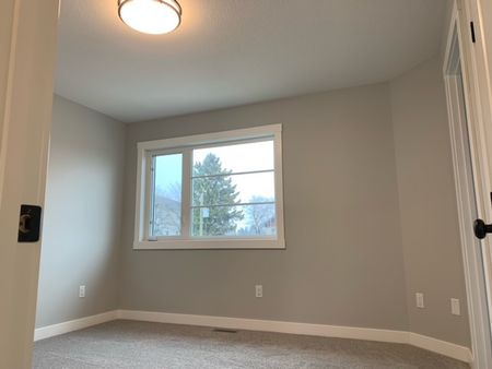 Like New Duplex! Modern 3 Bedroom, 2.5 Bathroom Home - Photo 4