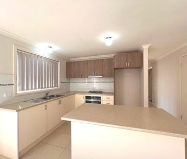 🏡 Spacious 4-Bedroom Family Home in South Morang - Photo 6