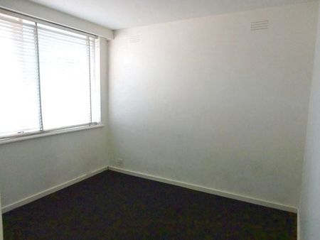 One bedroom apartment in perfect location - Photo 2