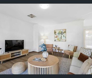 Character Family Living - Photo 2