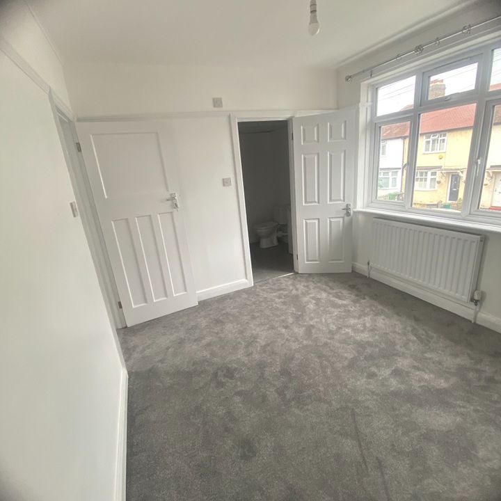 3 Bed End Terrace, Waite Davies Road, SE12 - Photo 1