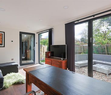 A charming three bedroom Grade II listed cottage, with large garden... - Photo 3