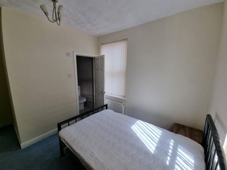 4 bedroom end of terrace house to rent - Photo 4