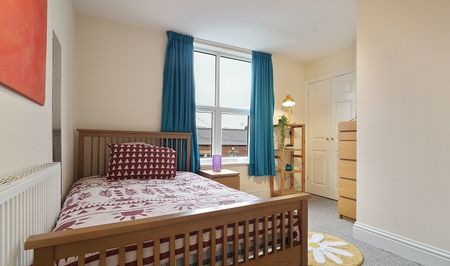 Great 4 bedroom property - Photo 4