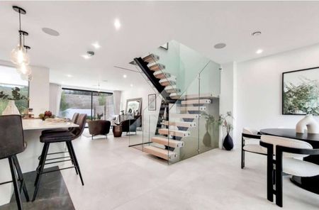 High quality 4 bedroom contemporary house, in a secure gated development of just 5 properties. - Photo 2