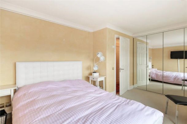 3 bedroom flat in St John's Wood - Photo 1