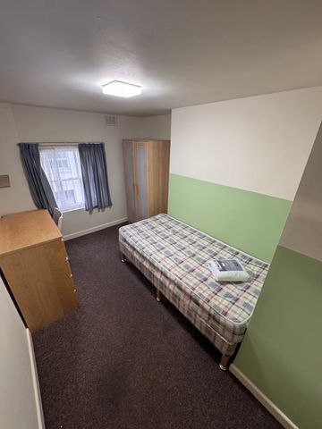 6 Bed Student Accommodation - Photo 5